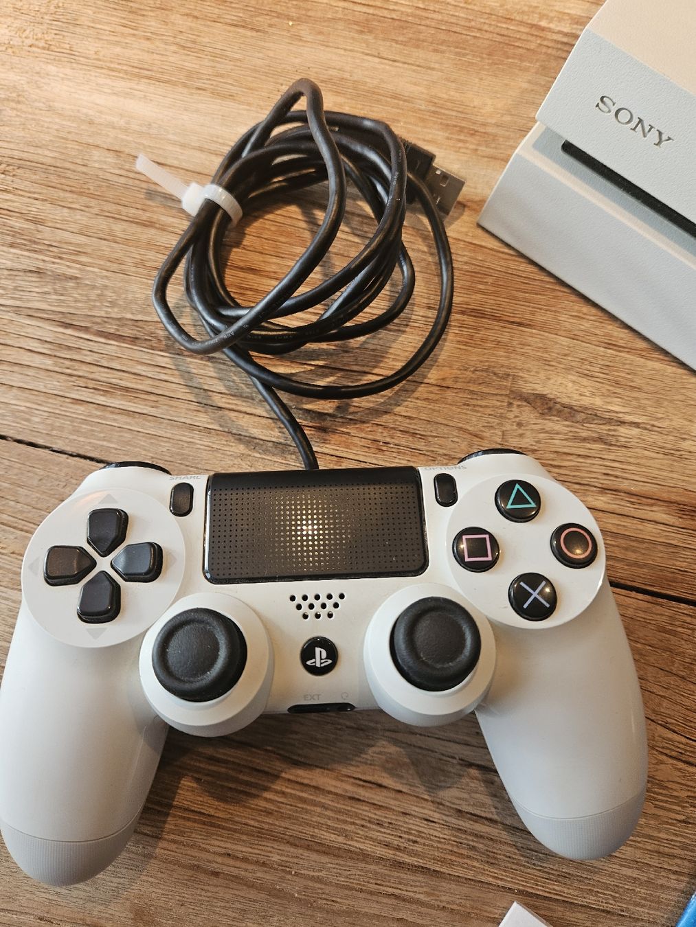 Sony Konsolen: Playstation 4 - Top Zustand - Inkl. Controller & Kabel! – Gebraucht aus Bertschikon Gossau von simla09 1
