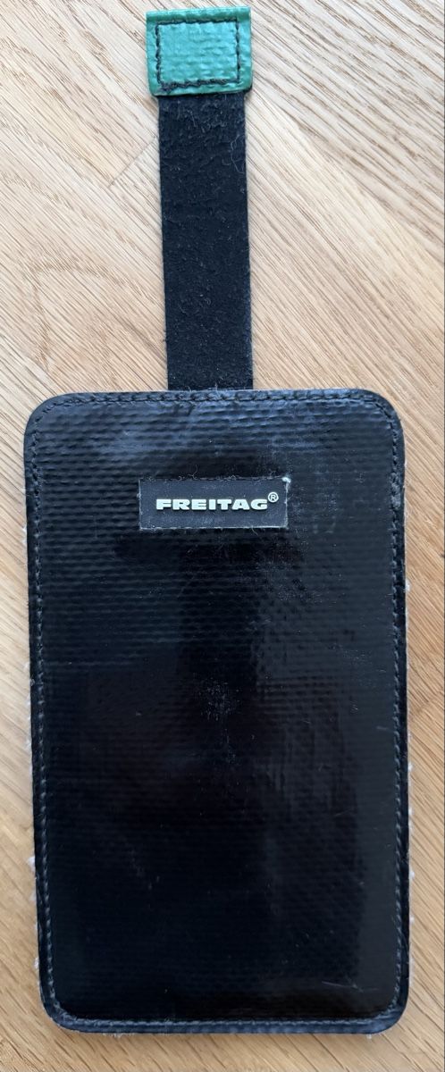 Freitag Cover & Protezioni schermo: Custodia Freitag nera, porta telefono – Usato da Tesserete venduto da giraffina 2