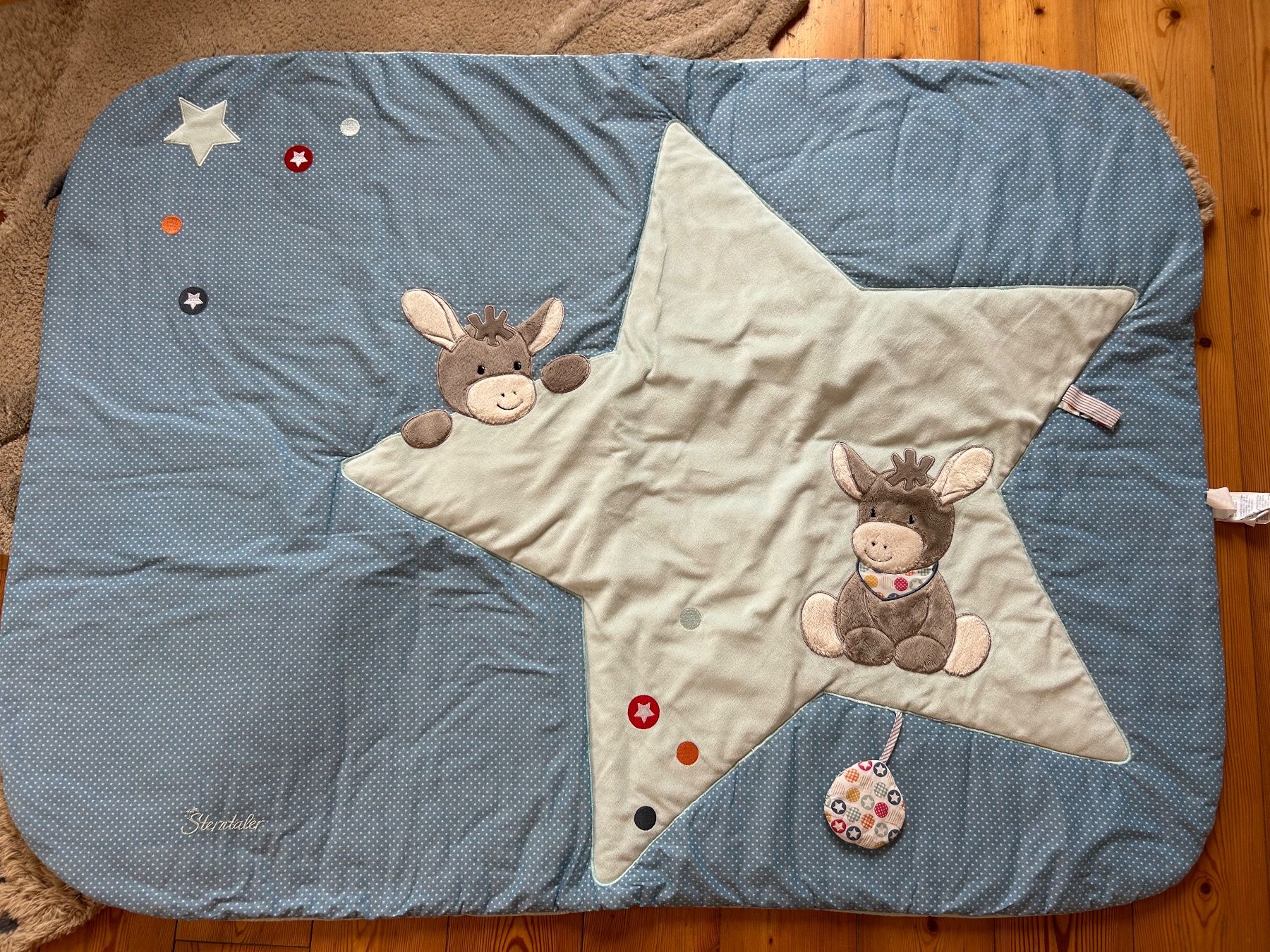 Sterntaler Tappeto da gioco: Wunderschöne Sterntaler Krabbeldecke mit Eselmotiv – Usato da Zürich venduto da CorneliusZH 1