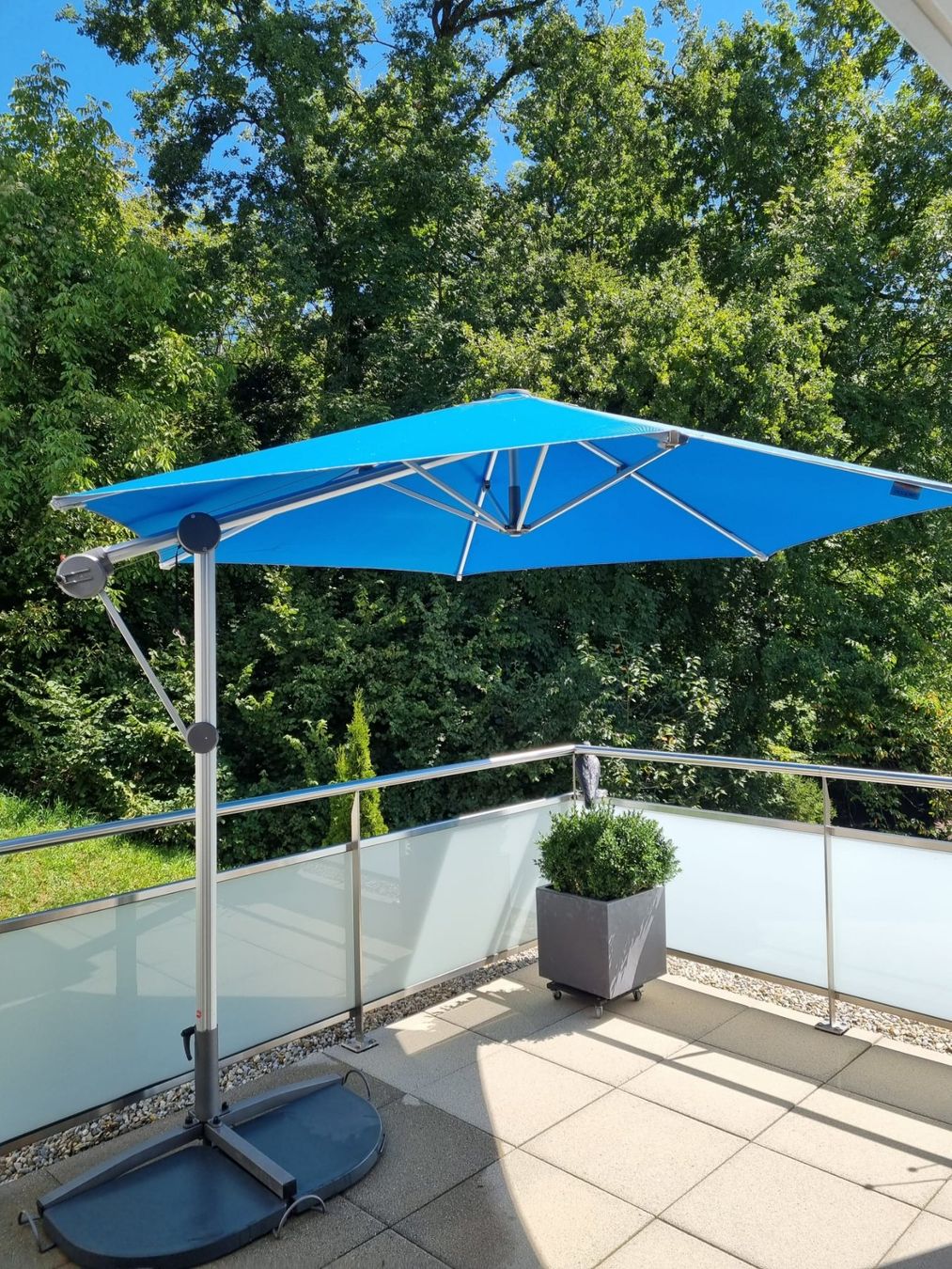 Parasols: Blauer Sonnenschirm – D'occasion à Geuensee par Stuhltisch