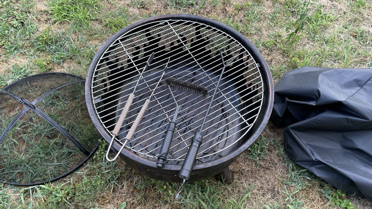 Cheminée d'extérieur: Feuerschale Grill mit Abdeckung und Zubehör – D'occasion à Kloten par Sheogorat 2