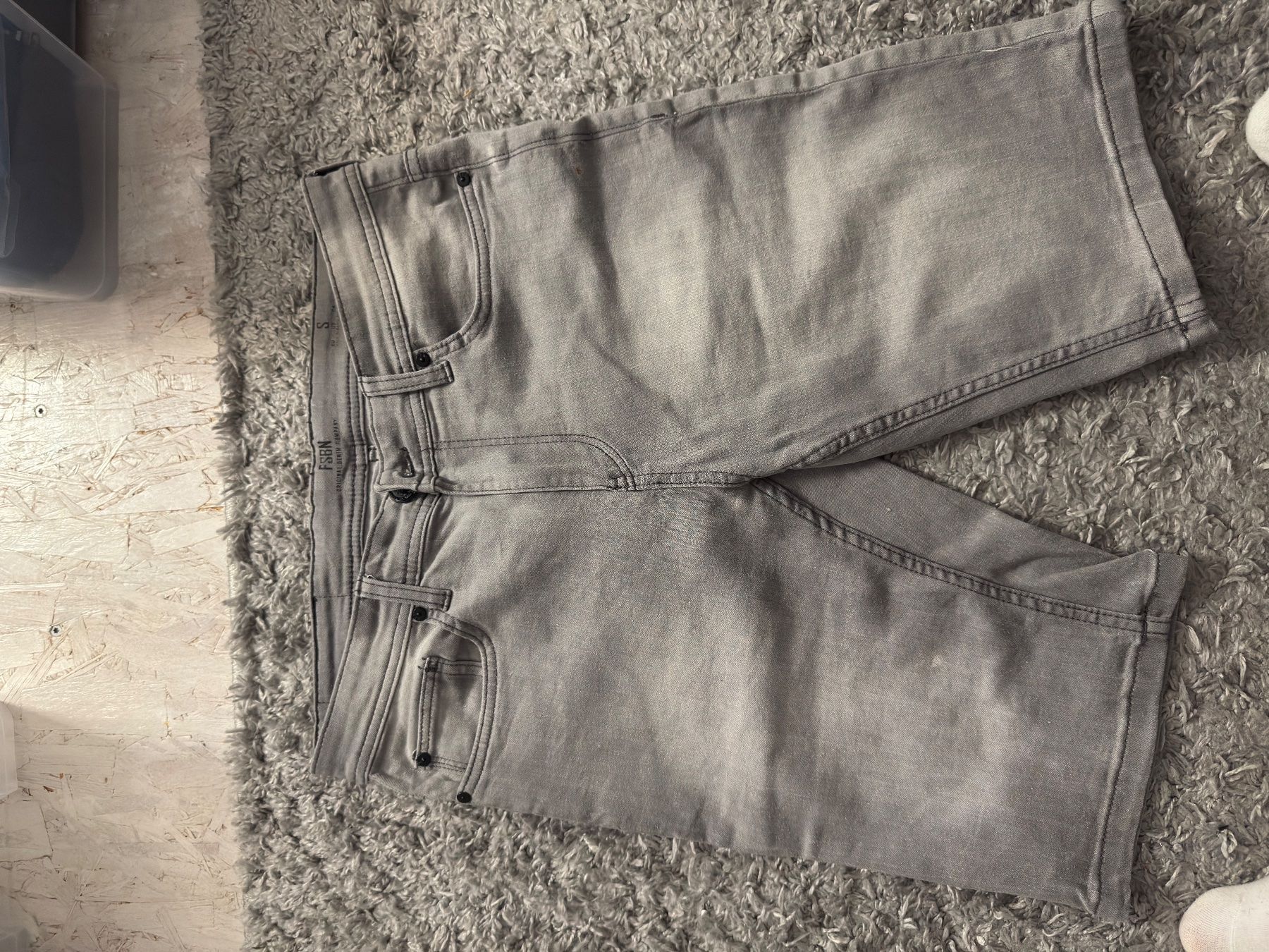 Pantaloni: Graue kurze Hosen – Nuovo (secondo la descrizione) da Römerswil LU venduto da oli_9hd5 2