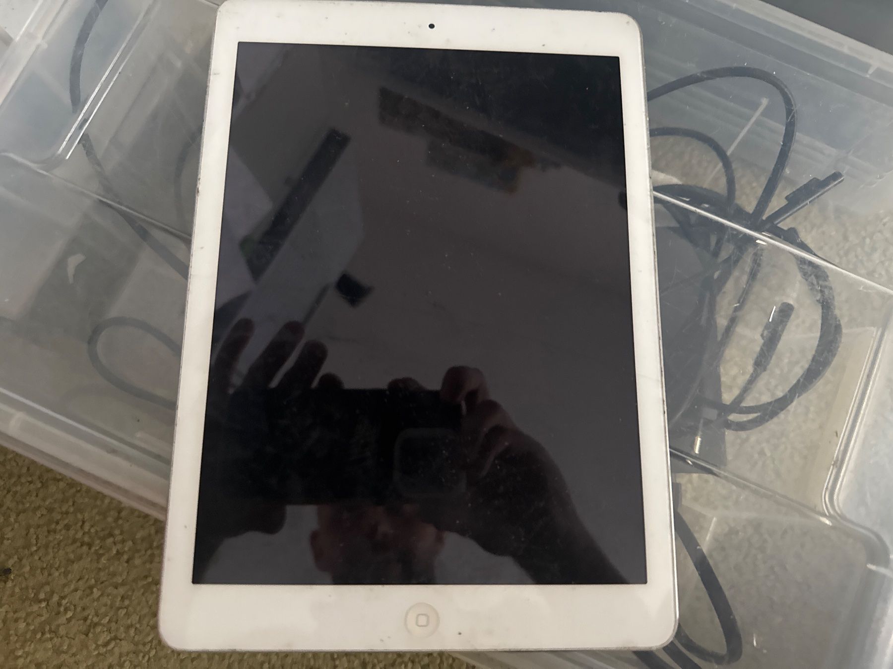 Apple Tablettes PC: Ipad Air -A1474- icloude – Défectueux à Olten par HoYa01 1