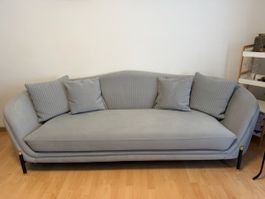 Graues Sofa mit Kissen wie neu