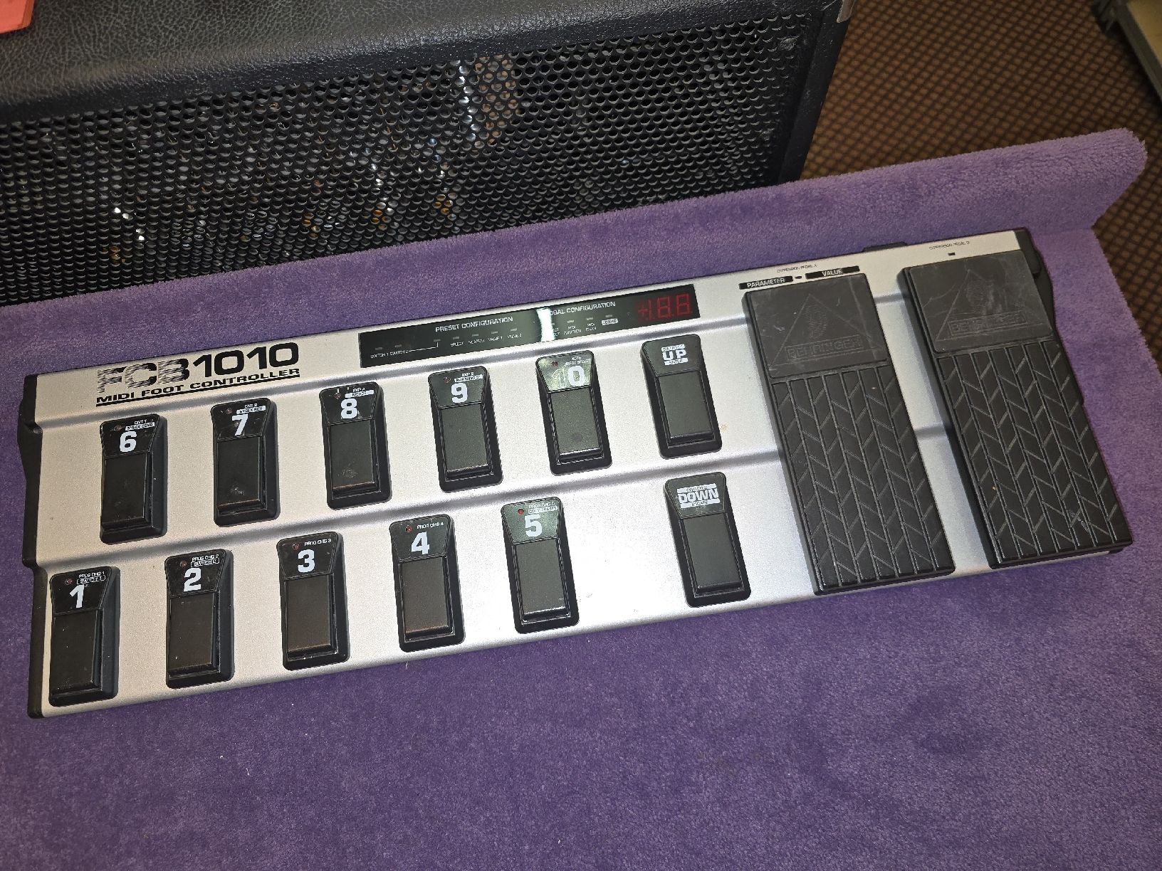 Behringer Strumenti musicali: FCB 1010 MIDI FOOTCONTROLLER – Usato da Zürich venduto da Antiquedealer 1