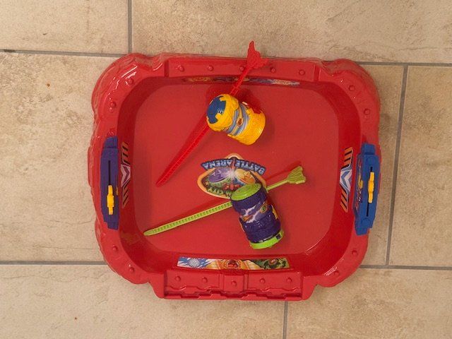 Jouets: Arena Beyblade – D'occasion à Herrliberg par Mott2018