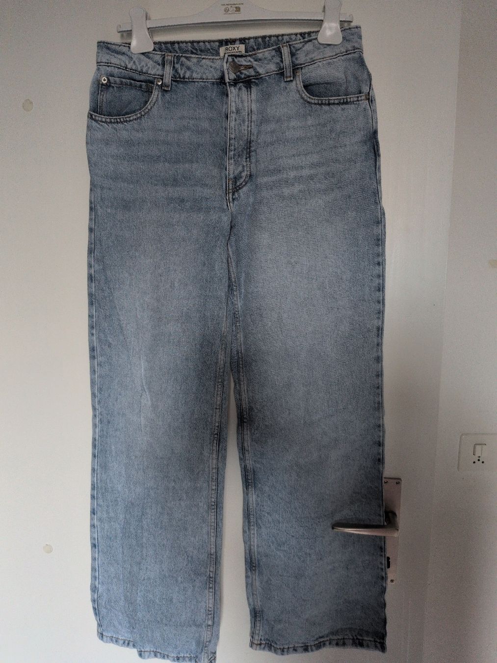 Roxy Jeans: Roxy Jeans, Light Wash Denim, Relaxed Fit - Size 30 – Nuovo (secondo la descrizione) da Neuheim venduto da sh0_gbz7 1
