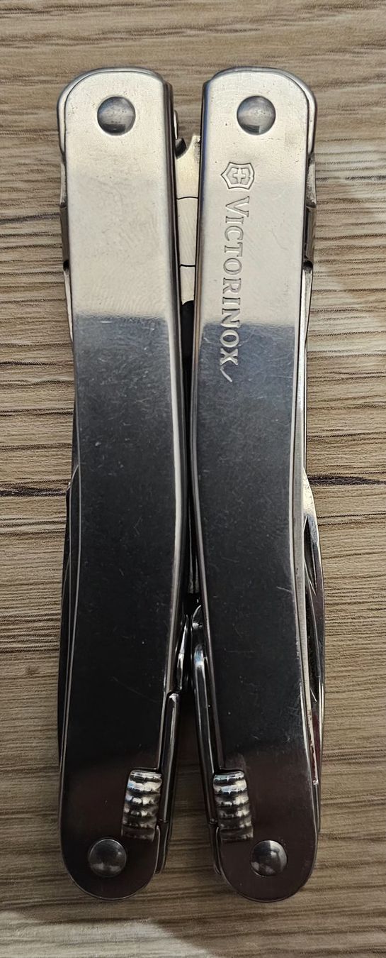 Victorinox Tutti gli attrezzi: Victorinox Multitool mit Bits und Etui guter Zustand – Usato da Worben venduto da Quest 2
