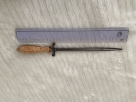 Antiker Wetzstahl mit Holzgriff