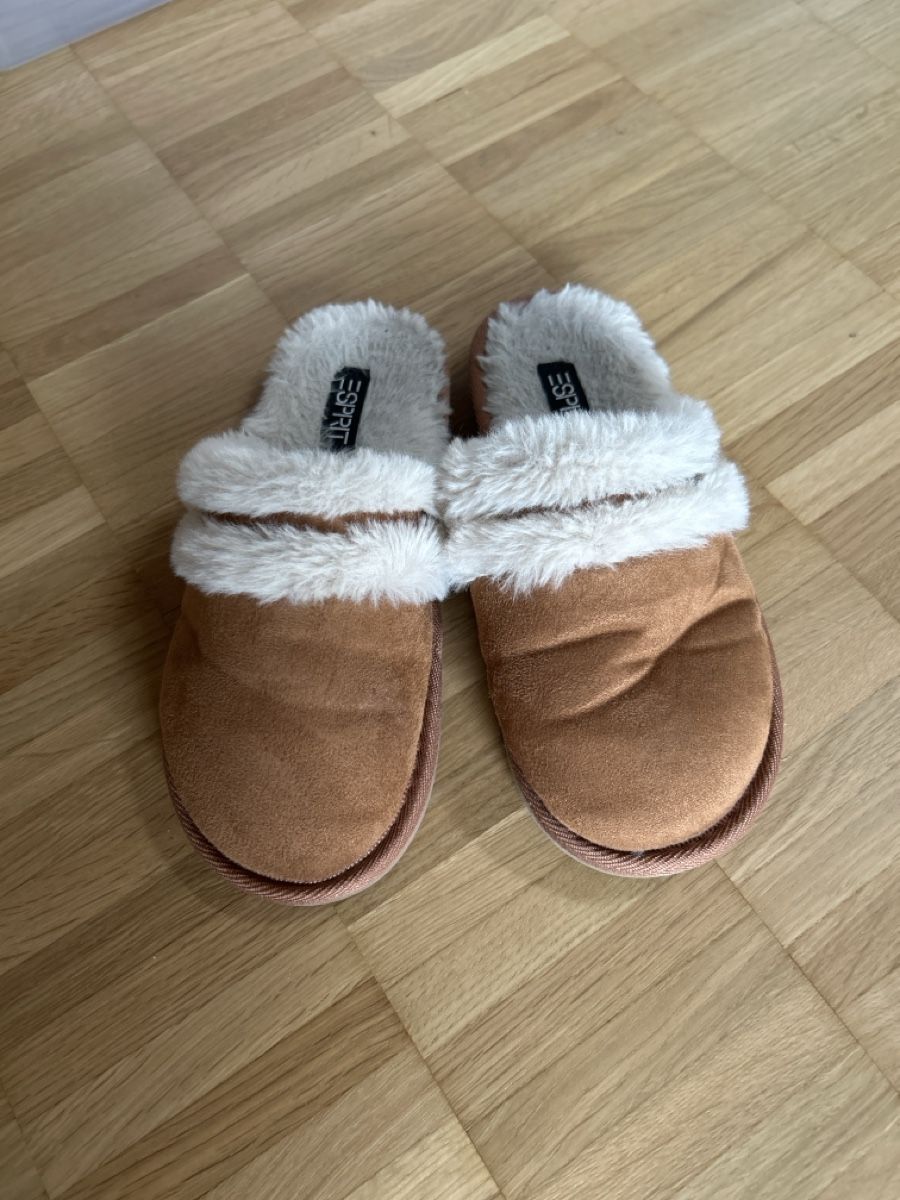 Bekleidung: Hausschuhe Esprit Grösse 37 – Gebraucht aus Maur von Cambrino