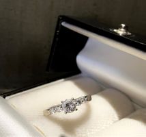 Solitär  / Verlobungsring aus Weissgold mit Diamanten