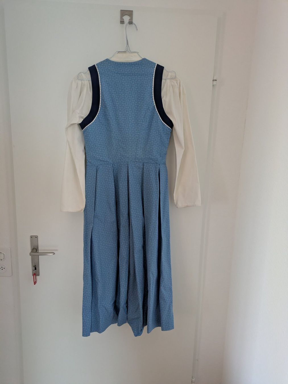 Kleider: Dirndl mit Bluse, blau! – Gebraucht aus Zürich von but_9lq6 2