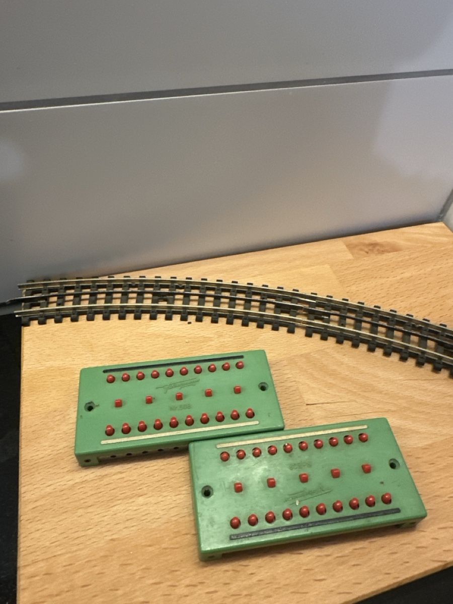 Trix Modelleisenbahnen: 2 Stellpulte grün gebraucht – Gebraucht aus Gränichen von family05