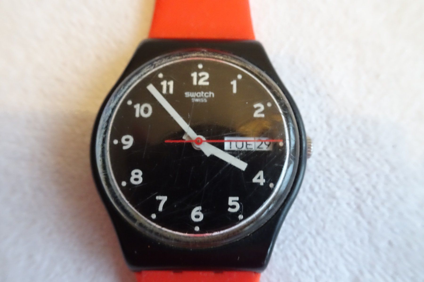 Swatch Orologi: Swatch Armband Uhr rot mit Datumsanzeige – Usato da Strengelbach venduto da schmetterling20 3
