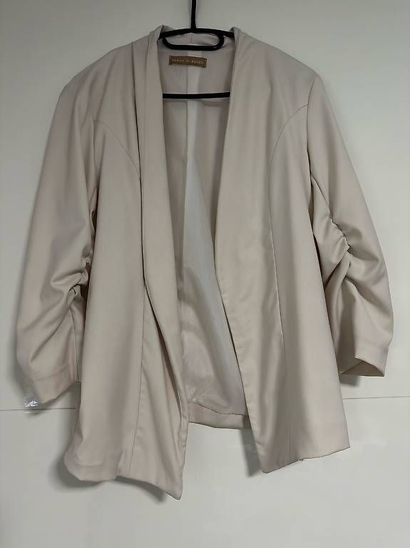 Jacken: Cremig farbener Blazer – Neu und originalverpackt aus Sirnach von ang_5vct
