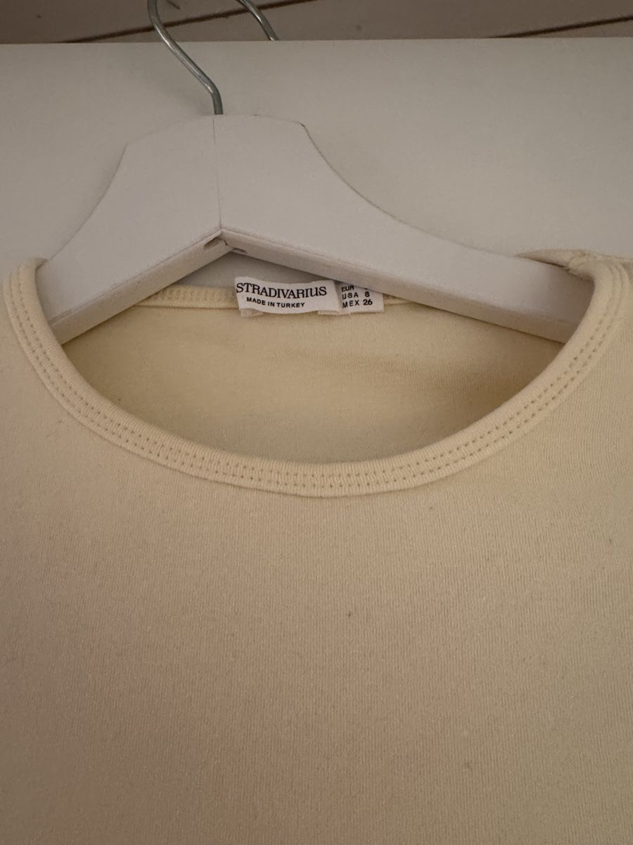 Stradivarius T-Shirts: T-shirt – Neu (gemäss Beschreibung) aus Turgi von eiiinalem 1