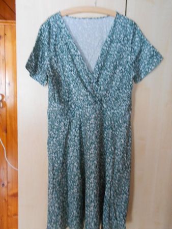 Sommerkleid Grösse 42-44 grün halblang NEU