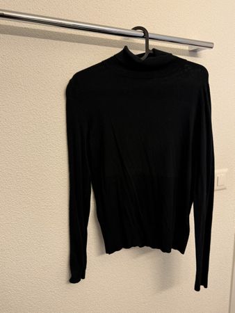 schwarzer strickpullover