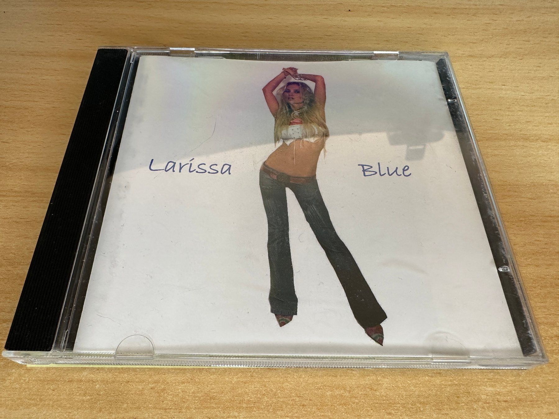 CD: V1 Larissa - Blue – Usato da Rikon im Tösstal venduto da Alpenmutz