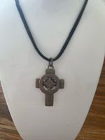 Pendentif croix celtique métal pierre noire cordon noi