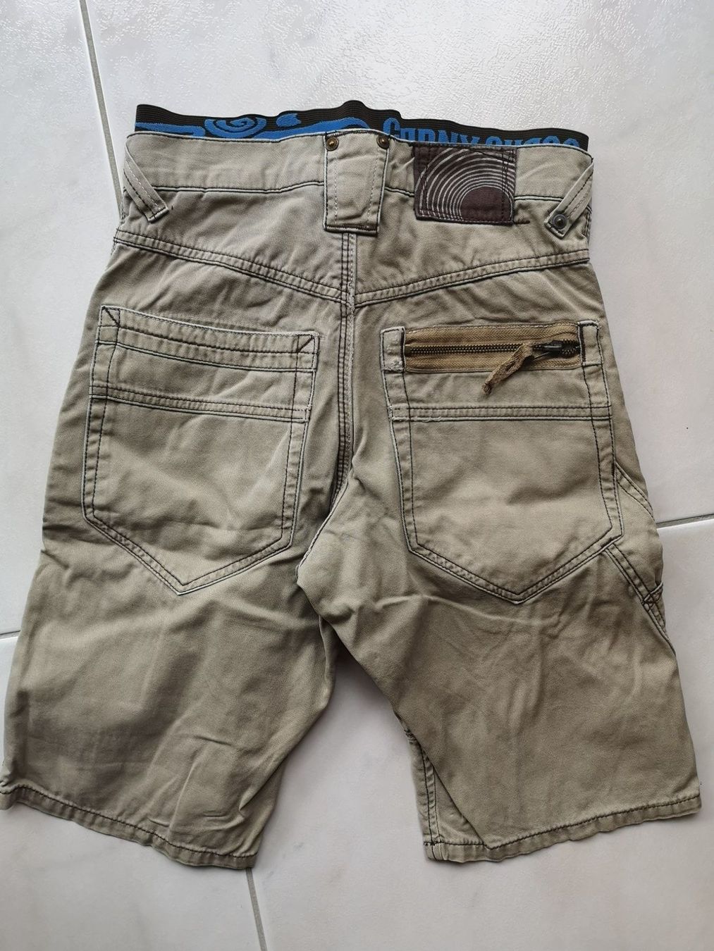 Pantalons: Coole kurze Jeans Gr. 140 – D'occasion à Arth par Africa44 3
