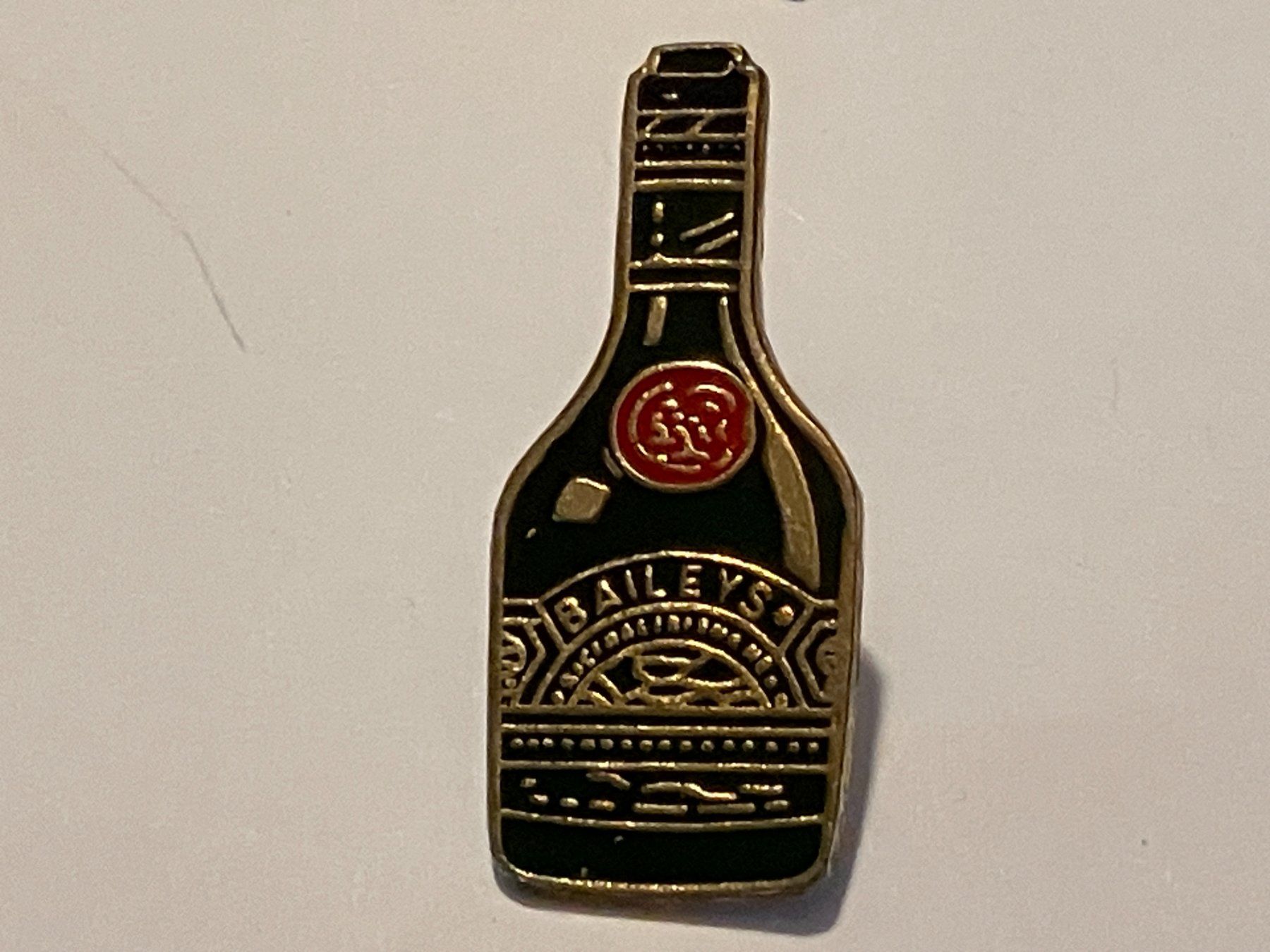 Placchette & Badge: 1 Pin Bailey's – Usato da Basel venduto da djwwpp
