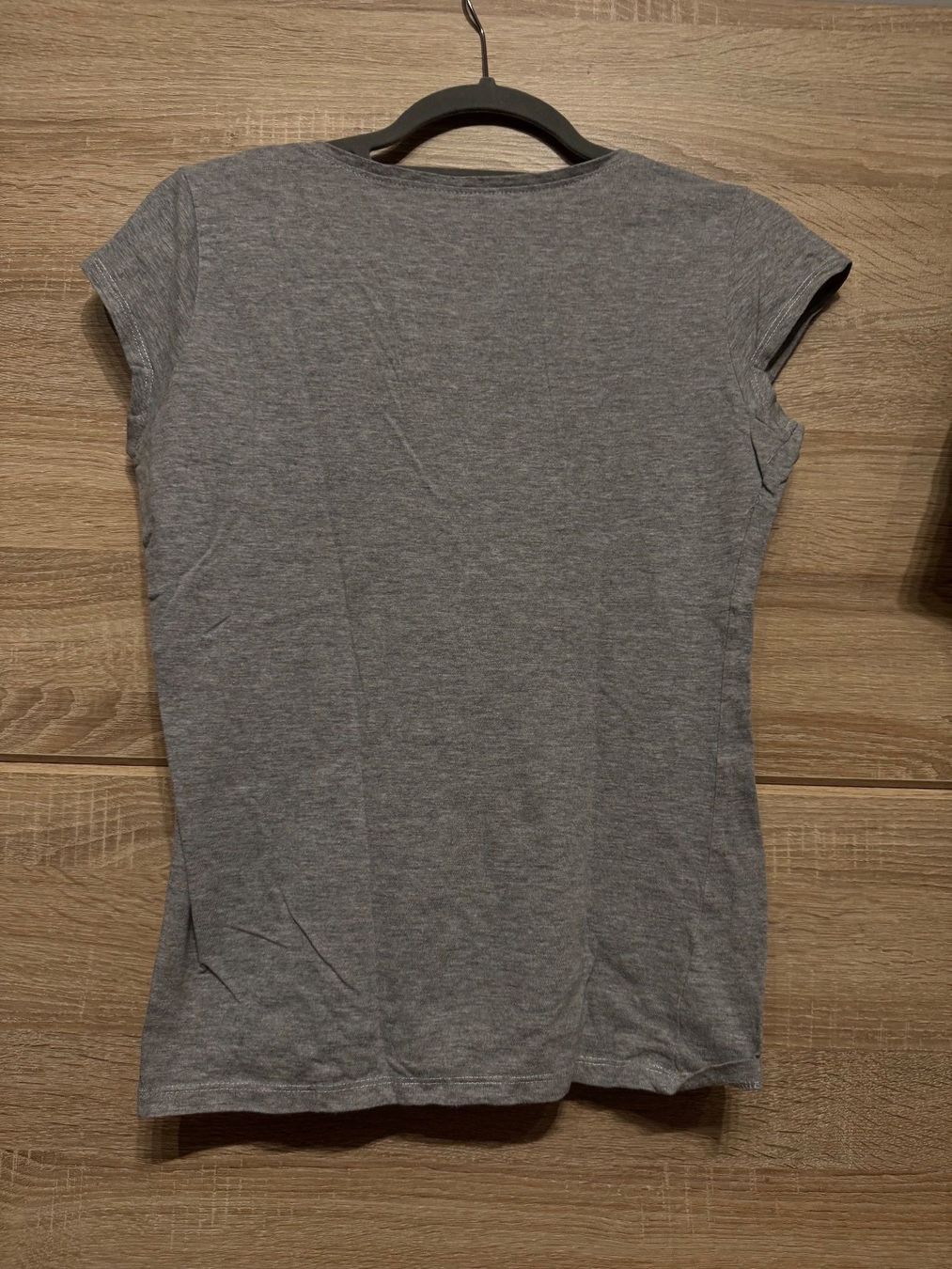 T-shirt: T-shirt gris – Usato da Montreux venduto da Izapechee 1