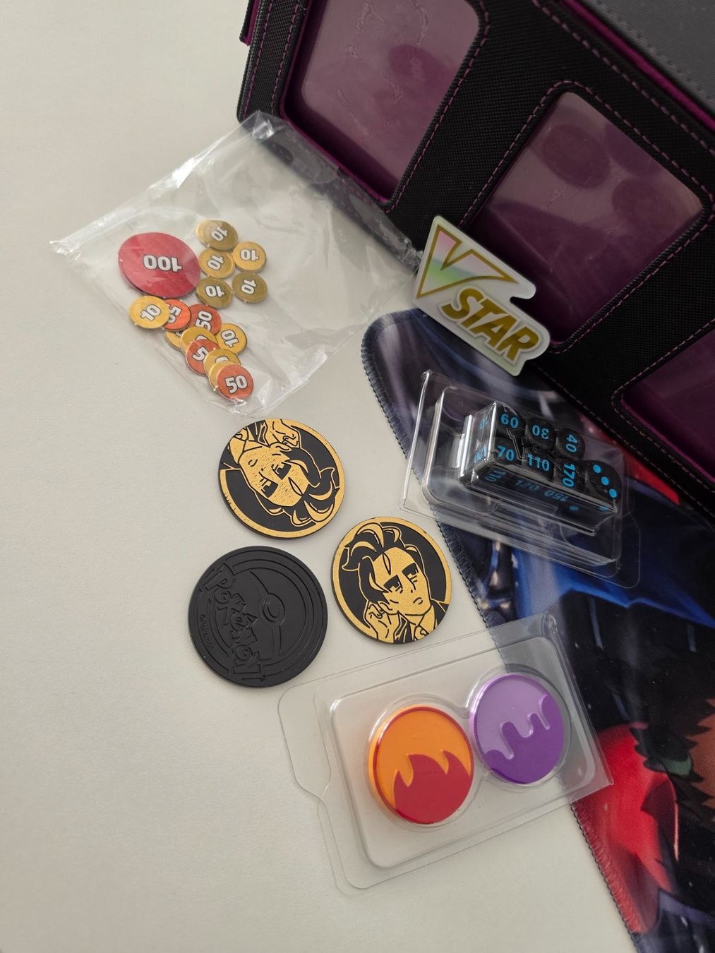 Pokémon Cartes à collectionner: Pokemon LEERE Tins/Dosen, Marker, Würfel etc – D'occasion à Binningen par oscark77 1