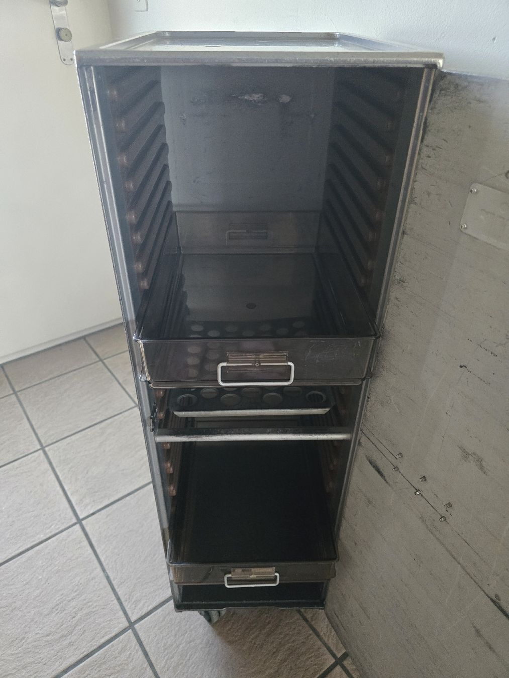 Altro in Aeronautica: Bucher Catering Trolley Halfsize – Usato da Embrach venduto da Repstone13