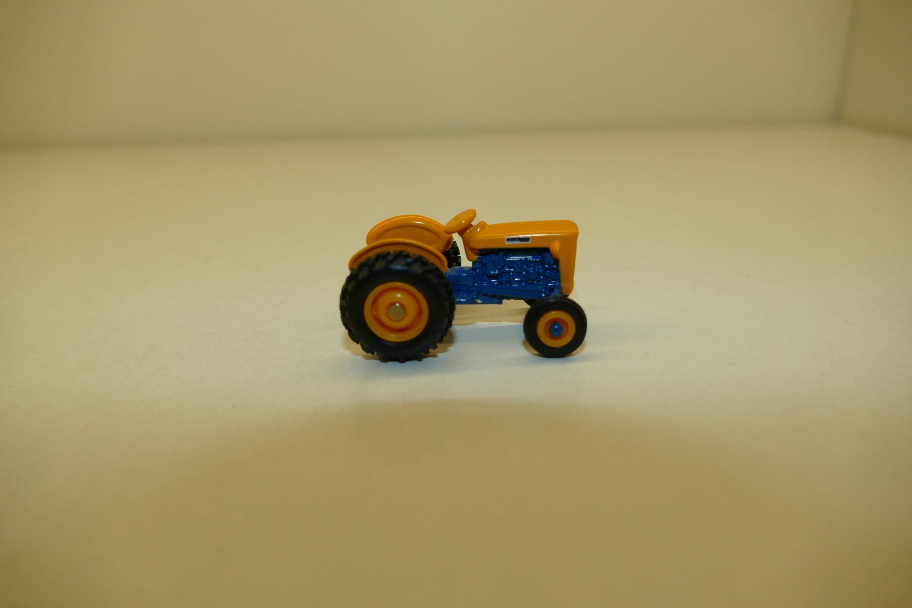 Kit di modellismo & Modellini statici: ERTL Metallmodel: Traktor blau/gelb – Nuovo (secondo la descrizione) da Niederhasli venduto da rail-duerst 3