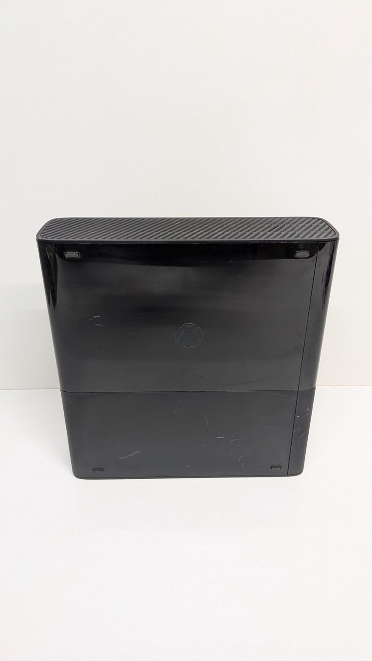 Microsoft Console: Microsoft Xbox 360 E mit Controller und 5 Spielen – Usato da Menziken venduto da mame18 6