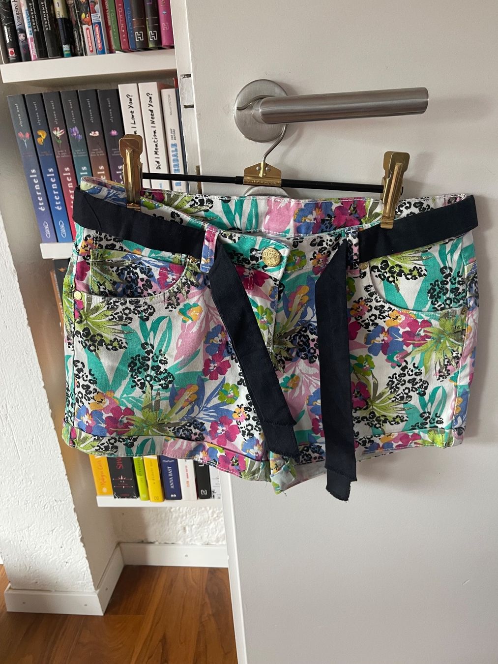C&A Pantalons: 🌺 Short fleuri multicolore C&A T.170 – D'occasion à Lausanne par ine_6c2m