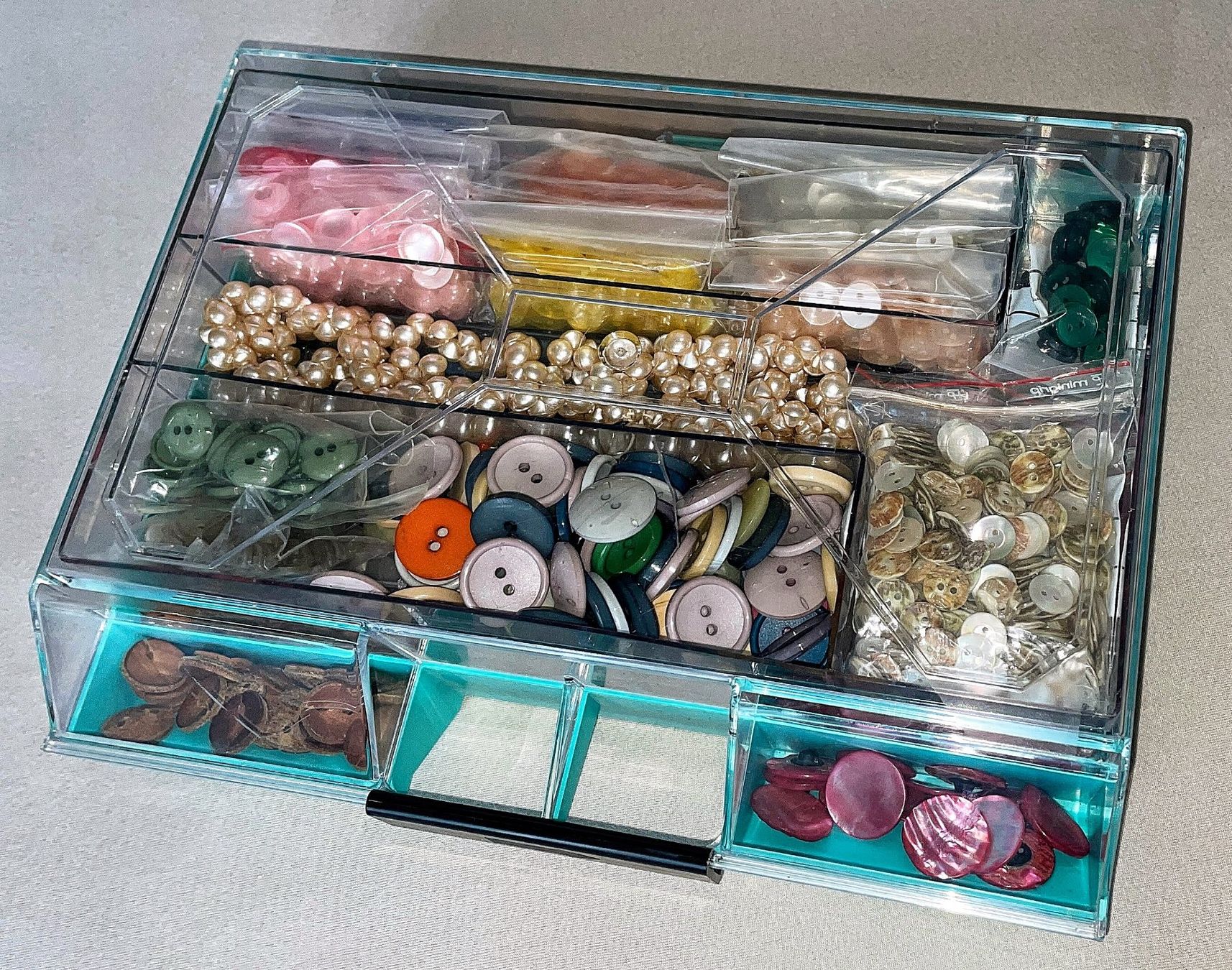Kit bricolage: Knopf-Paradies: Grosse Sammlung sortiert in Box – Nuovo (secondo la descrizione) da Adliswil venduto da Duenenwanderer 2