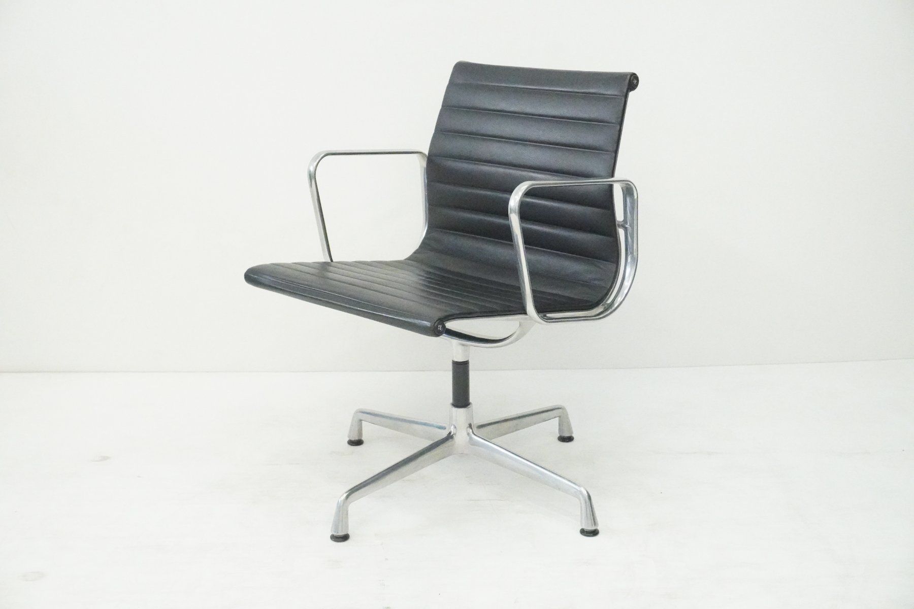 Vitra Stühle: Original Vitra Eames Alu Chair EA108 Leder Designklassiker – Gebraucht aus Bad Zurzach von QLASSIQ 2