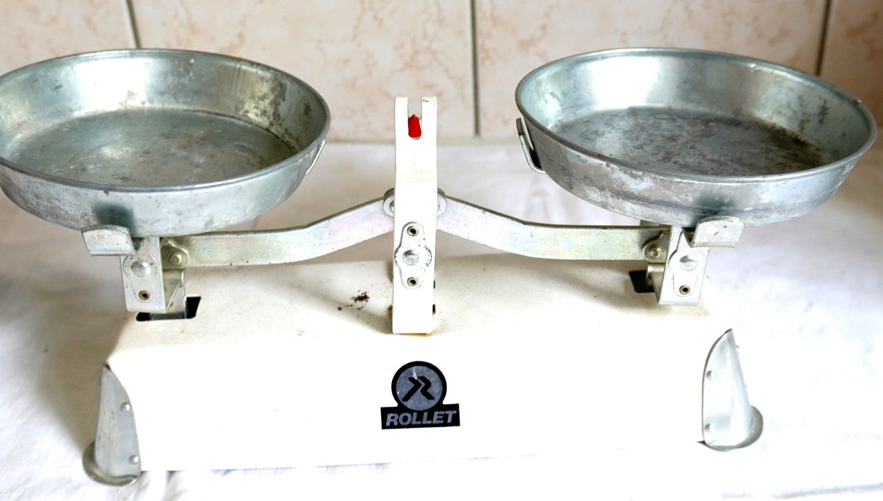 Waagen und Gewichte: Rollet Waage aus Blech mit Schalen – Gebraucht aus Baar von 2cvbaar 1
