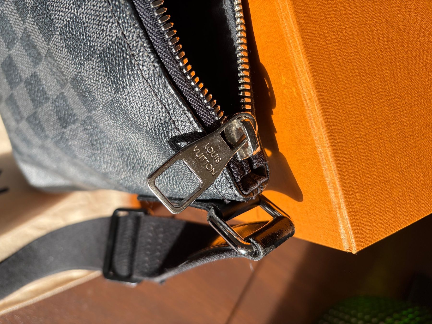 Louis Vuitton Borse: Louis Vuitton Torres Messenger Bag, Damier Graphite – Usato da Luzern venduto da WhoAmI 9