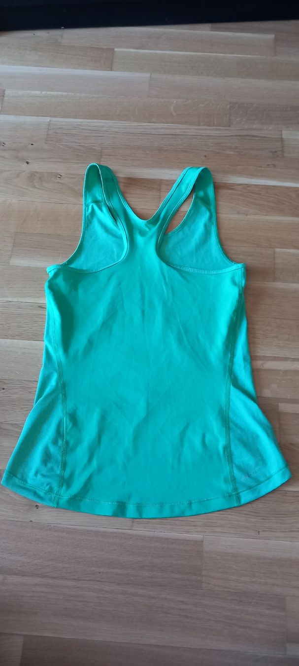 Nike Top: Top sport Nike – Nuovo (secondo la descrizione) da Monthey venduto da Tiz_dan 1
