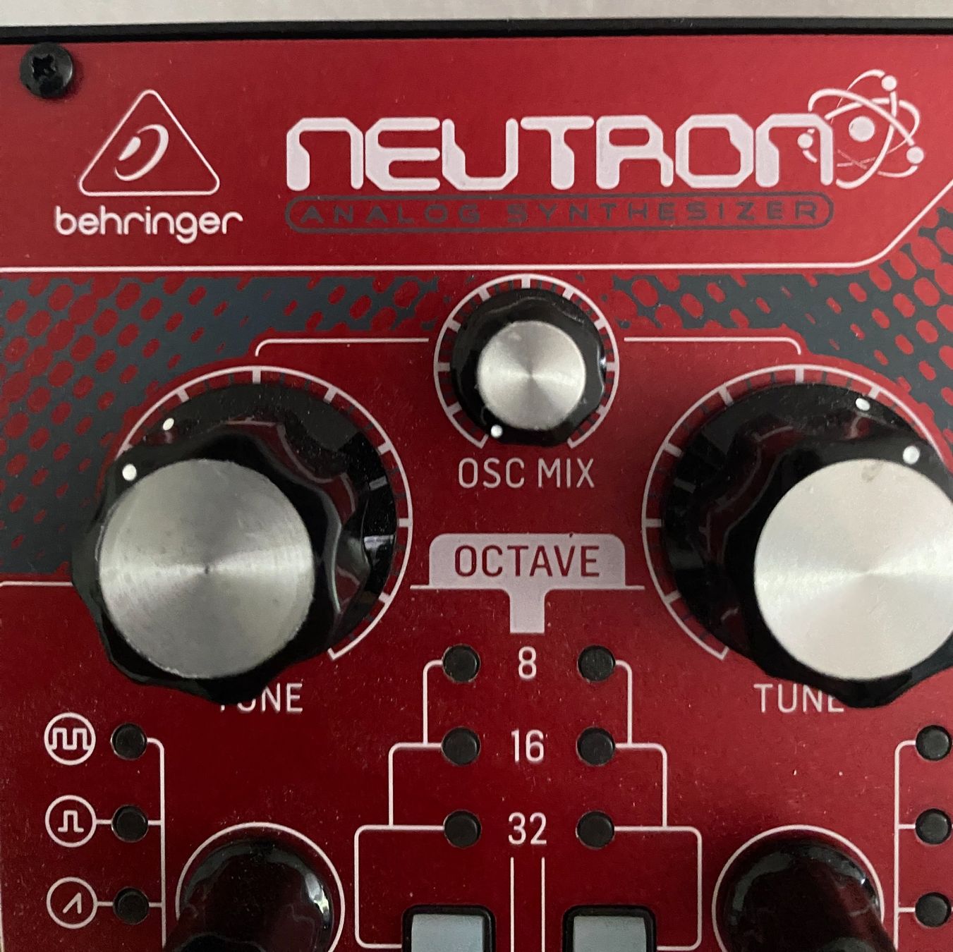 Behringer Strumenti musicali: Behringer Neutron - Synthesizer (Neuwertig) – Nuovo (secondo la descrizione) da Sargans venduto da SB-Drumlessons 2