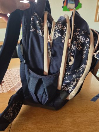Rucksack Satch dunkelblau mit Blumenprint