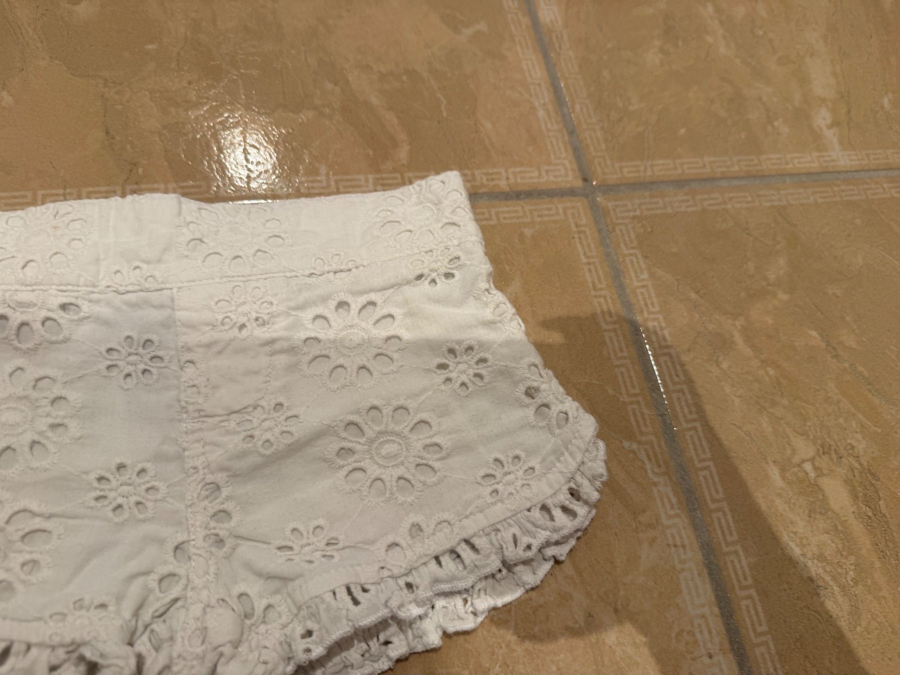 Guess Pantaloni: Guess  süsse Shorts, 3j 98 – Usato da Klingnau venduto da Markus14 1