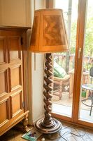 Stehlampe, Barock-Stil, gedrechselte Spindelsäule