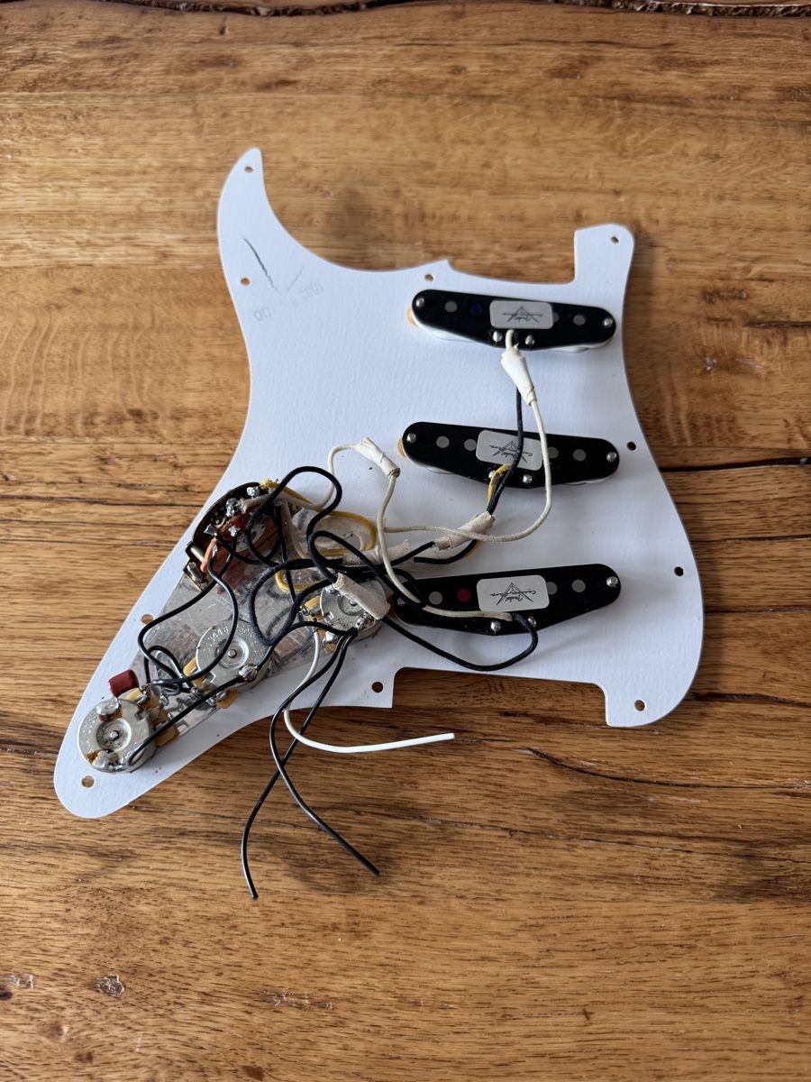 Fender Strumenti musicali: Pickguard Fender – Nuovo e nell'imballaggio originale da Dübendorf venduto da Mavobu 2