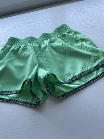 Kurze Hose Mädchen Gr.152 glänzendhellgrün guter Zustan