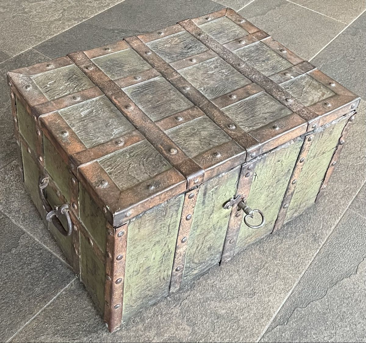 Coffres: Antik Truhe Kriegskasse – D'occasion à Rorschacherberg par farmer61 1
