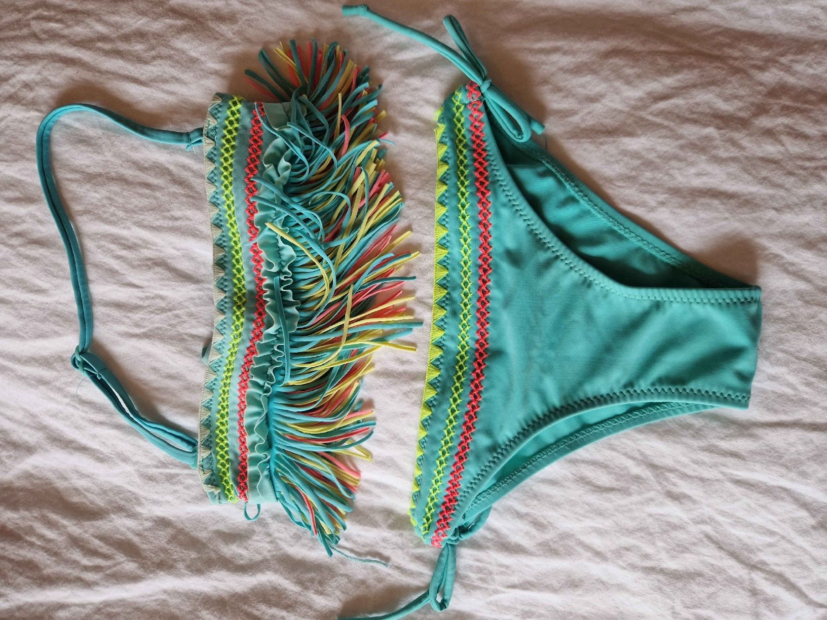 Badekleider & Bikinis: Fransenbikini, türkis mit bunten Details, Grösse 122 – Gebraucht aus Gwatt (Thun) von Letzte-Chance-III