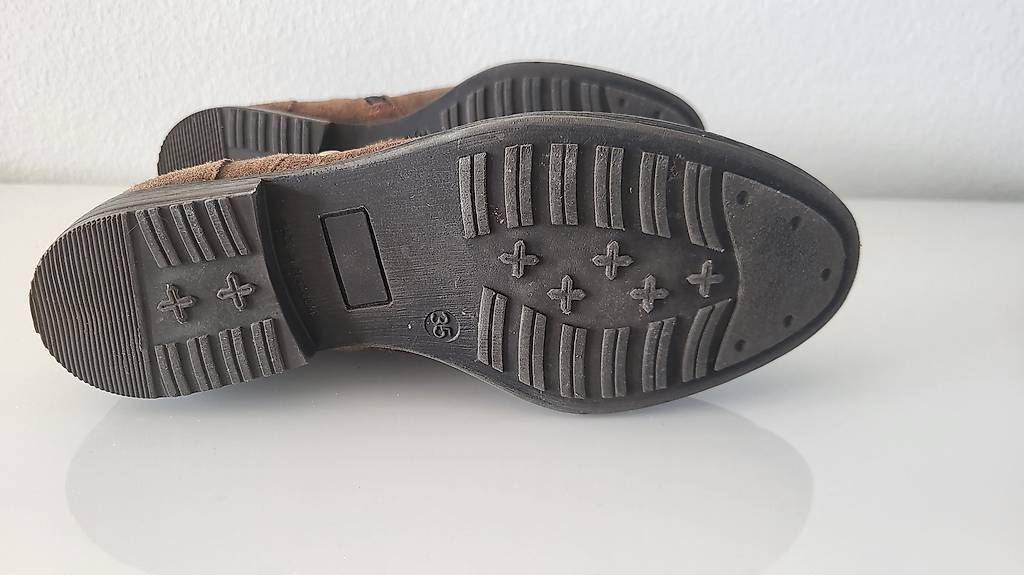 Chaussures femmes: Tolle Stiefeletten Grösse 35 – D'occasion à Therwil par cha_m68j 2