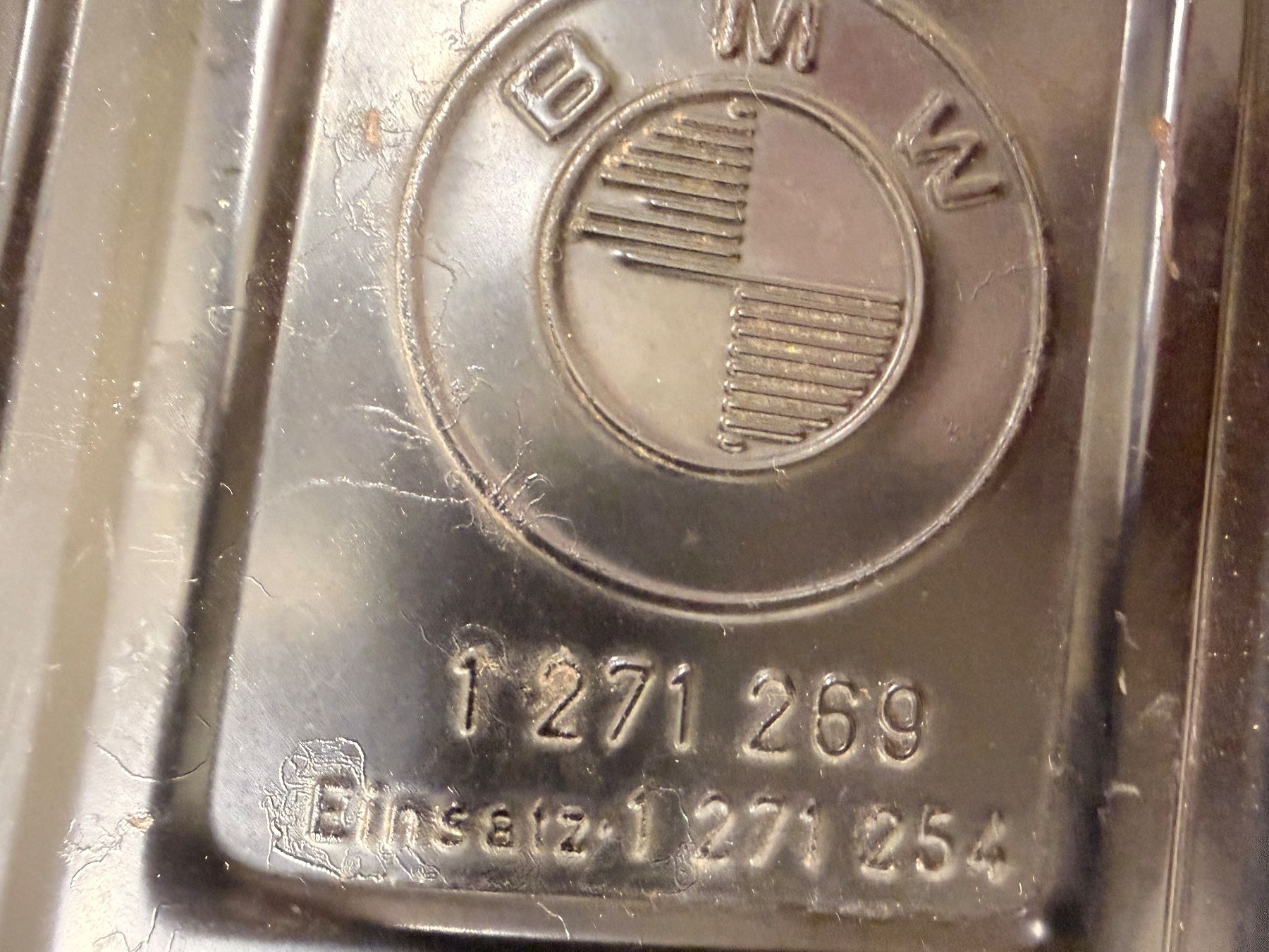 BMW Tutti pezzi di ricambio auto: BMW E28 Luftfilterkasten 2.8/3.5 Motor – Usato da Rüschlikon venduto da am6000 2