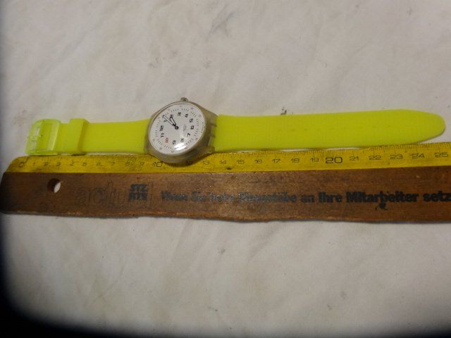 Swatch Montres: S.WATCH  HEREN GRÖÖSE UHR.QUARTZ.SWISS MADE.LÄÜFT--35x45 – D'occasion à zürich par ahmad01 2