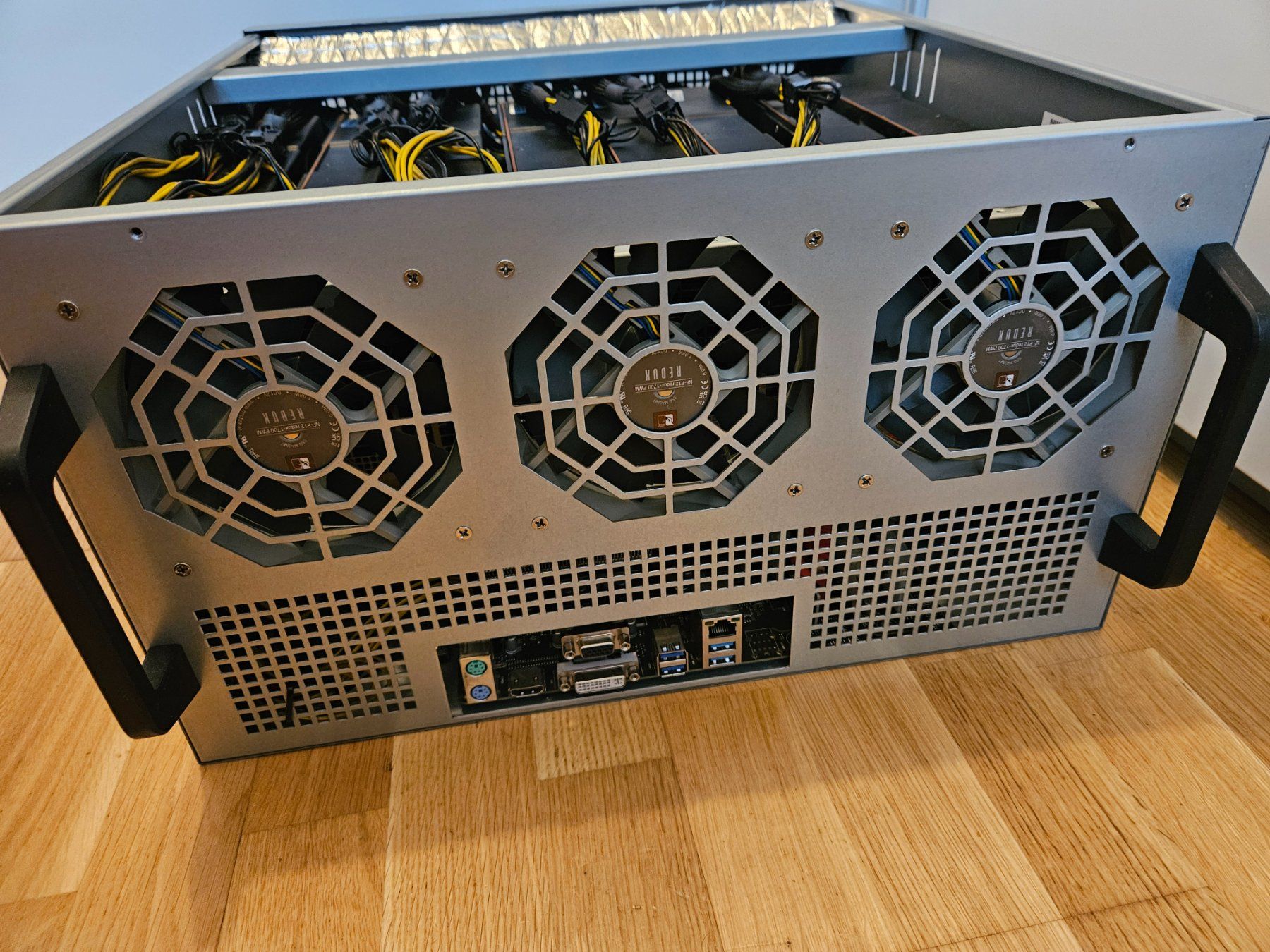 Coin Miner: Mining rig  6x AMD BC-160 HBM2 – Usato da Greifensee venduto da Tatau_Batterien