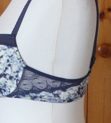 Altra biancheria intima: BH blau-vanille-eierschale Gr. L (55) – Usato da Flüelen venduto da Diversicum-Textil 3